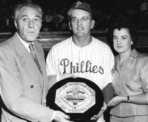 Jim Konstanty receiving his 1950 MVP award from Ford Frick, then president of the National League. (NATIONAL BASEBALL HALL OF FAME LIBRARY)